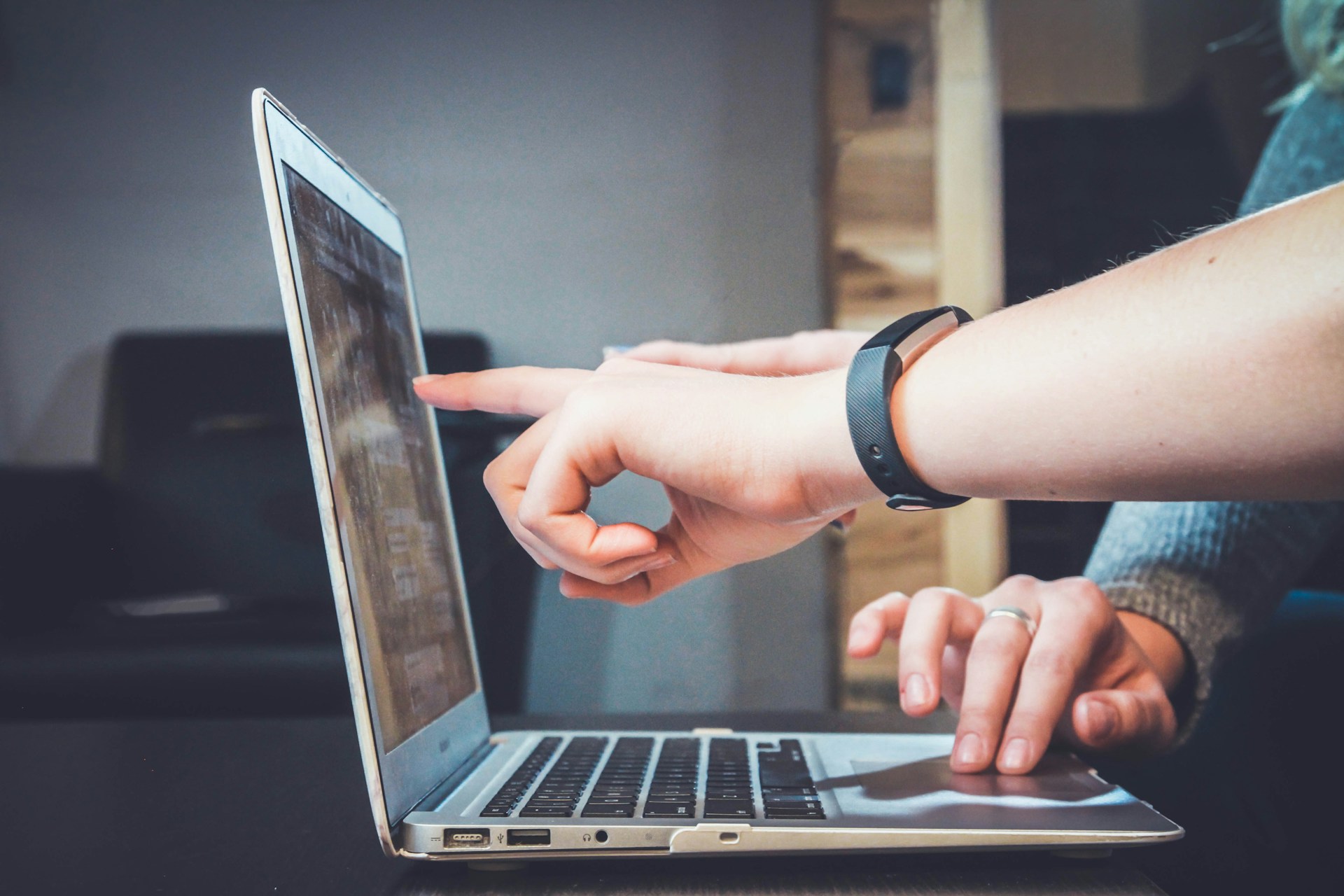 Una persona indica un punto dello schermo di un computer
